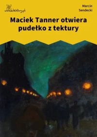 Maciek Tanner otwiera pudełko z tektury