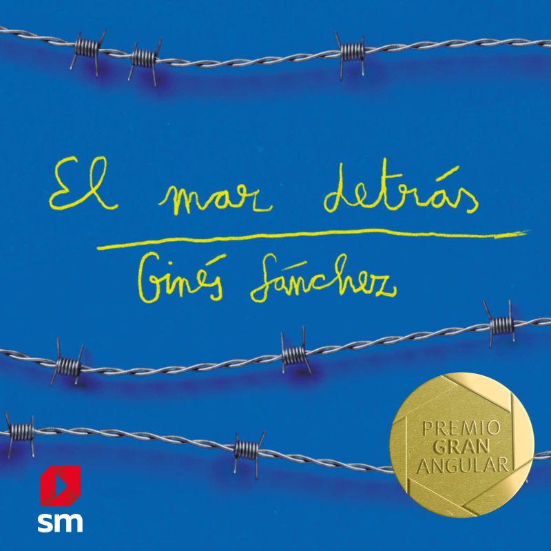 El mar detrás